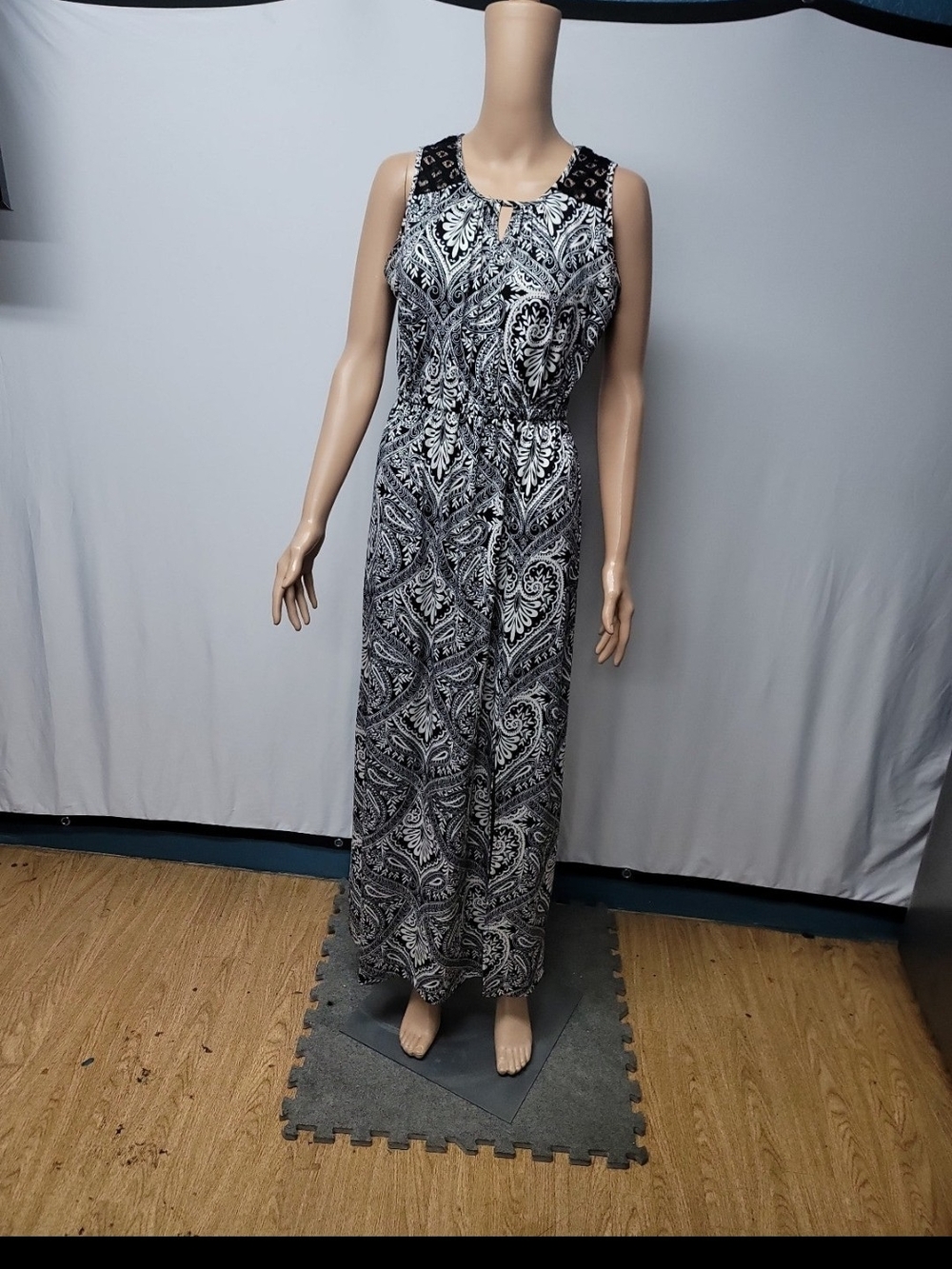 Sleeveless Black & White Paisley Maxi Dress with Keyhole Neck